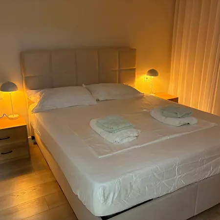 Sunkissed Sky - Qerret - New Modern Apartamento Golem (Tirana)