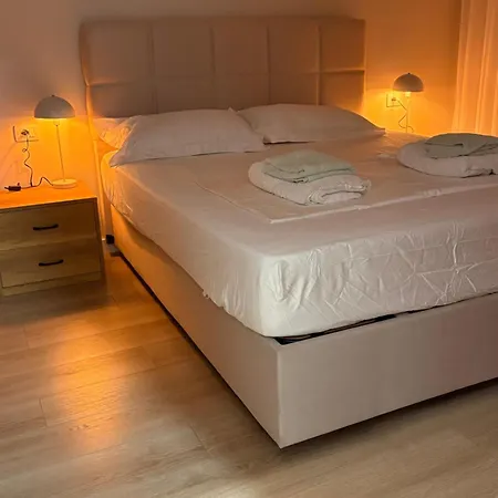Sunkissed Sky - Qerret - New Modern Apartamento